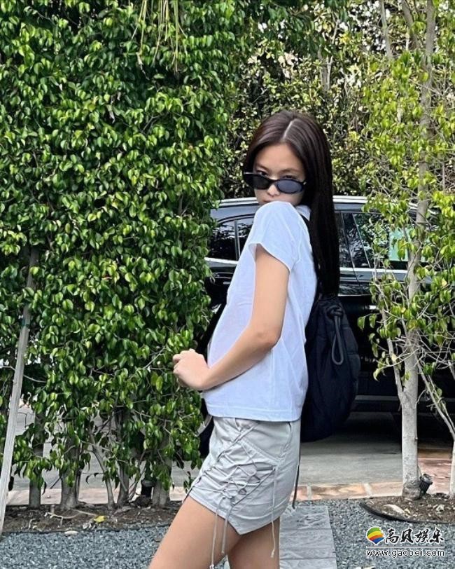 BLACKPINK成员JENNIE发布写真，墨镜＋T恤＋热裤造型吸引粉丝们目光