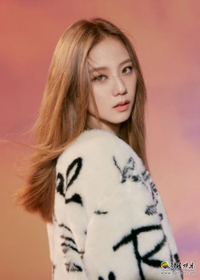 JISOO近日为代言服装品牌拍摄最新宣传照，多款秋冬打扮LOOK美不胜收