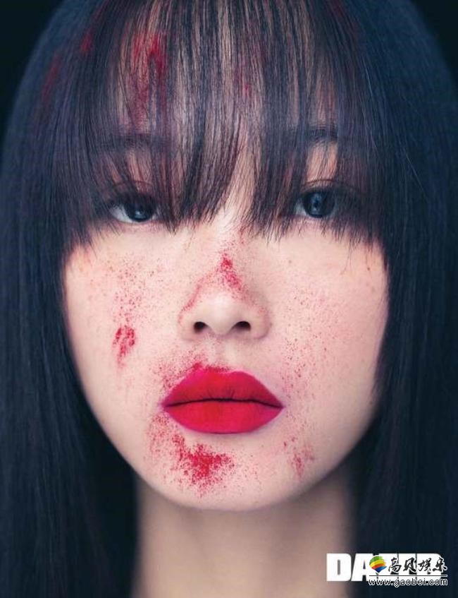 李瑜美为某杂志最新一期拍摄写真，彰显个性鲜明画面感，视觉冲击力十足