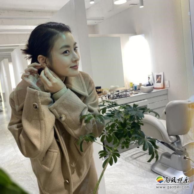 姜素拉近日在SNS发布一组近照，亲和力得体气质吸引了广大粉丝们的目光