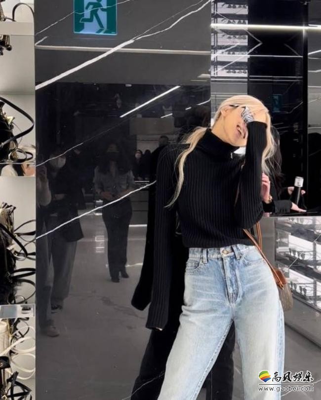 BLACKPINK成员ROSÉ近日发布一组近照，多方位展示完美九头身比例身材