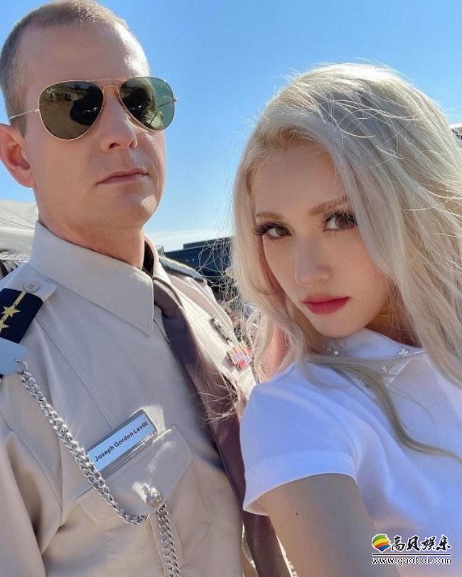 全昭弥近日发布一组和她爸爸在MV拍摄现场合影，立即吸引广大粉丝目光