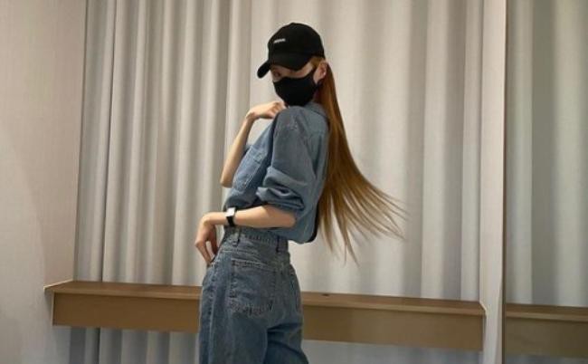 少女时代成员徐贤近日留言并发布一组近照，牛仔装造型吸引广大粉丝目光