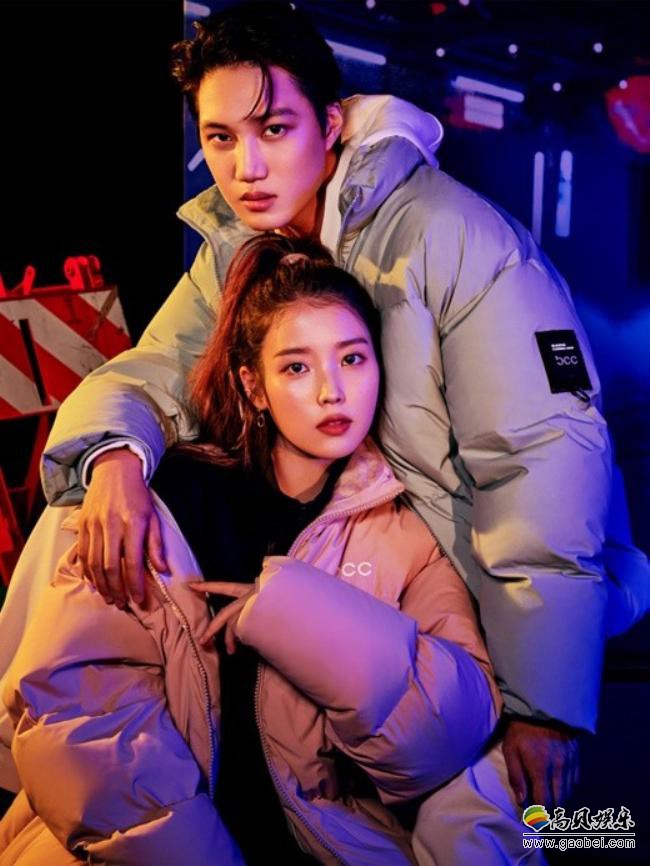 IU与EXO成员KAI为某服装品牌拍摄最新宣传照，两人情侣冬装相互依偎着