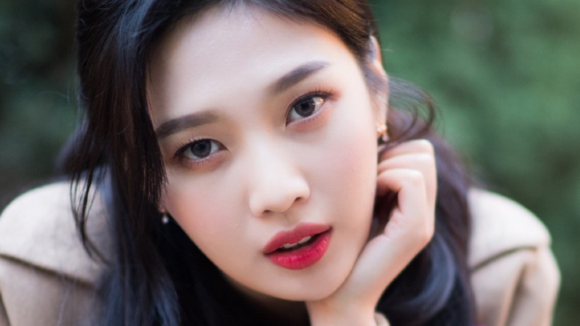 Joy朴秀荣哪年跟随所属女团正式出道？何时发行首张个人专辑SOLO出道？