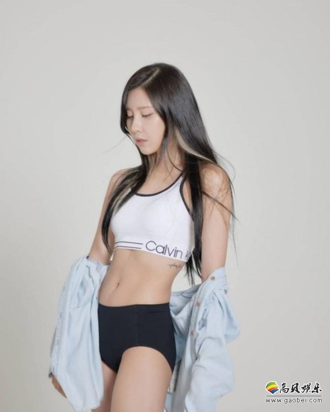 StepHaNie近日在SNS留言并发布一组性感近照，展示完美比例健康态身材