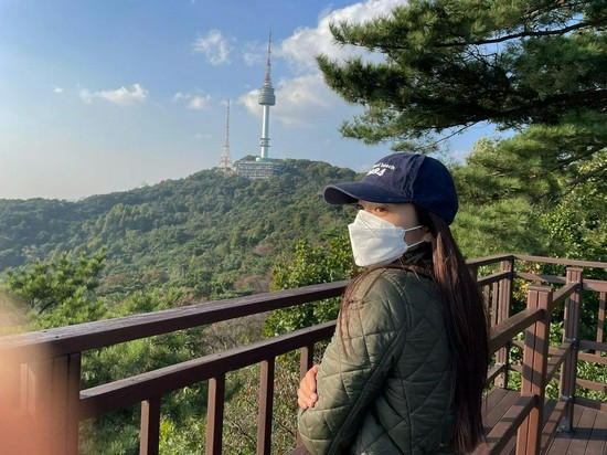 Krystal郑秀晶近日分享近照：配文“爸爸的手指”照片中可见手指挡到镜头