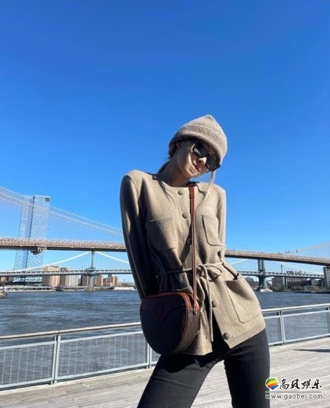 ROSÉ近日发布她在纽约拍摄照片，全身休闲打扮，墨镜＋帽子造型超醒目