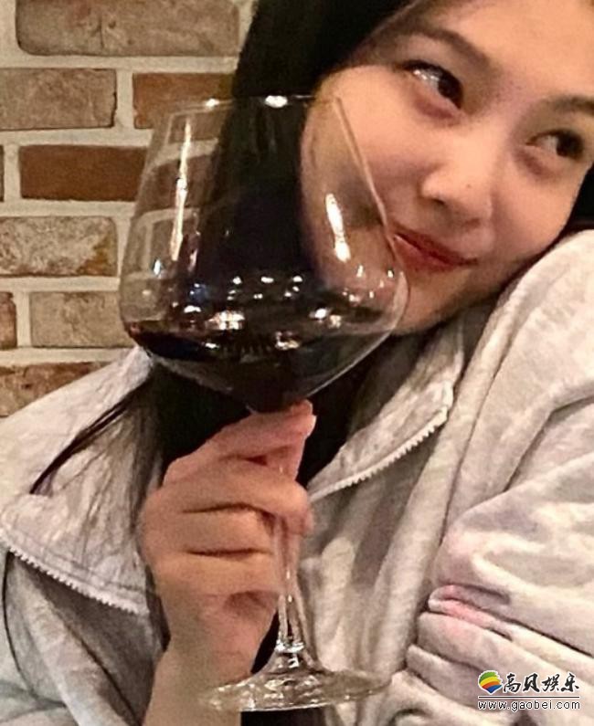 Red Velvet成员Joy近日发布近照，以其出众美貌吸引了广大粉丝们的目光