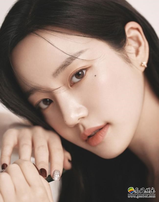 李侑菲近日为某杂志最新一期拍摄写真照，惊为天人的颜值展示其出众美貌