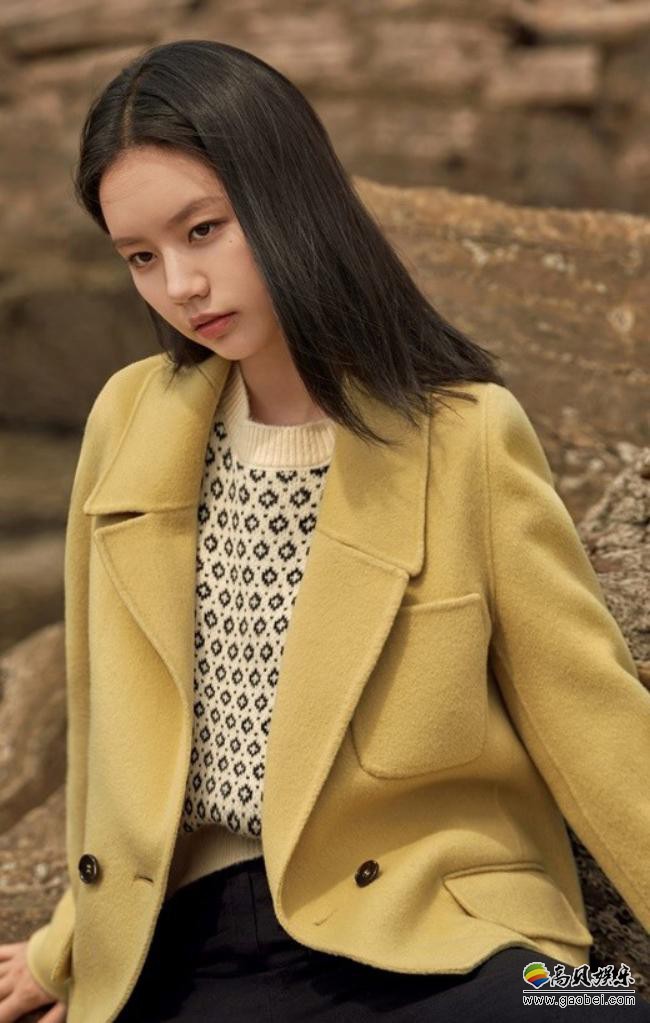 李惠利近日为代言品牌拍摄最新宣传照，优雅气质搭配新款秋装明艳动人