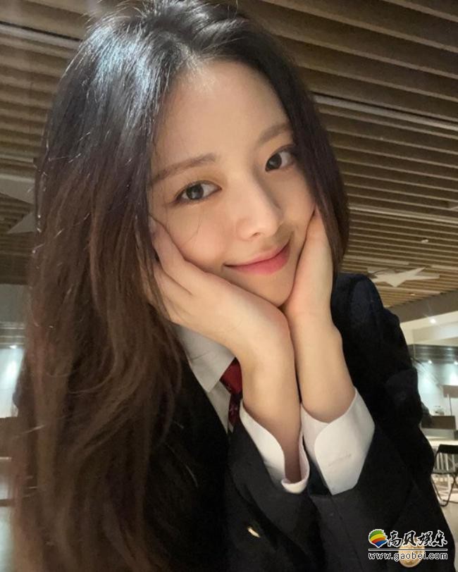 ITZY成员Yuna近日发布她身着高中校服拍摄的写真，吸引广大粉丝们目光