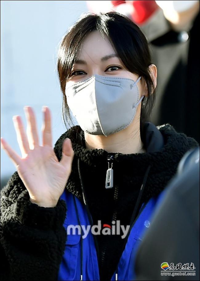 金素妍近日在首尔出席公益活动，她身着便装出镜，面戴口罩笑容依然亲切