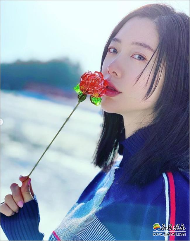 Clara近日发布多张她站在雪地拍摄的照片，身着防寒仍旧展示其出众美貌