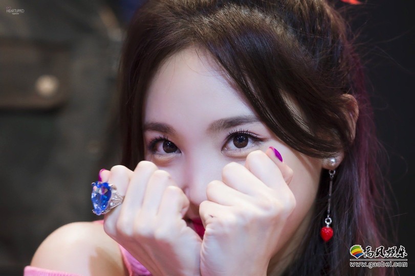 Na Yeon林娜琏跟随哪个九人女团正式出道？她为何被称为真人版洋娃娃？