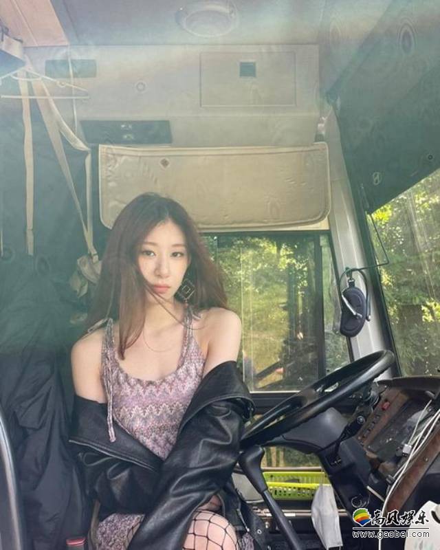 ITZY官方公布组合成员Chaeryeong写真，清纯性感魅力吸引广大粉丝目光
