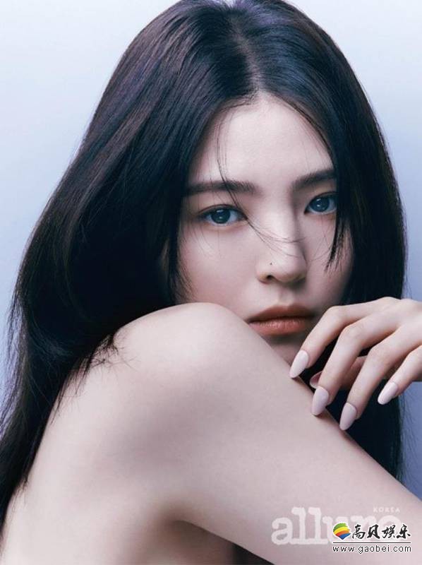 韩韶禧近日为某杂志最新一期拍摄写真集，长发裙装搭配透露神秘性感气场