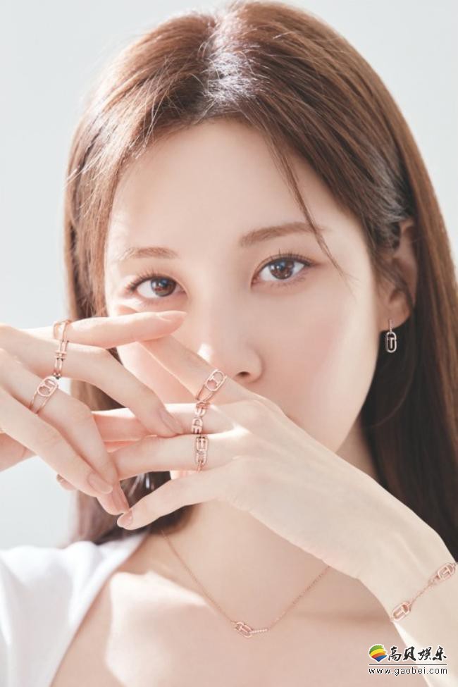 少女时代徐贤为代言品牌拍摄一组最新宣传照，纯白套装造型彰显女神气场