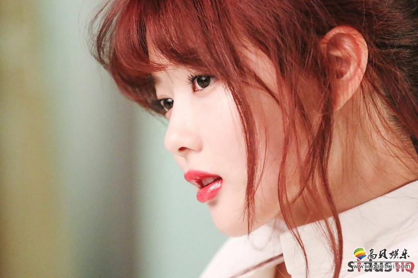 You Jung金裕贞通过哪种方式获奖出道？她凭借何种特质让人感觉亲切？