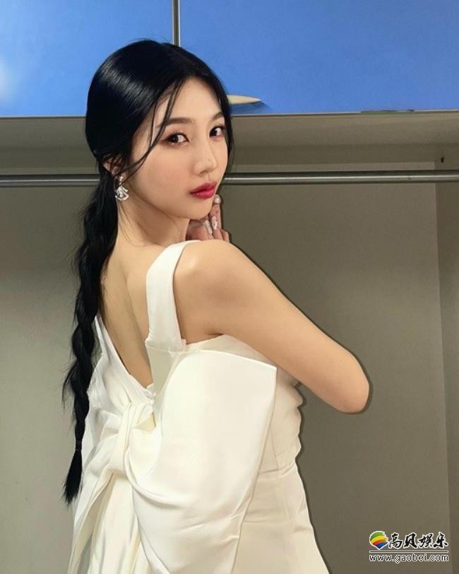 Joy近日在SNS发布一组近照，露肩装展示优雅迷人魅力，吸引粉丝们目光