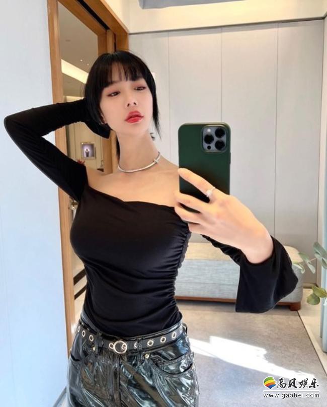 Clara(李成敏)近日发布一组自拍照，大秀其完美身材，吸引众多粉丝的目光