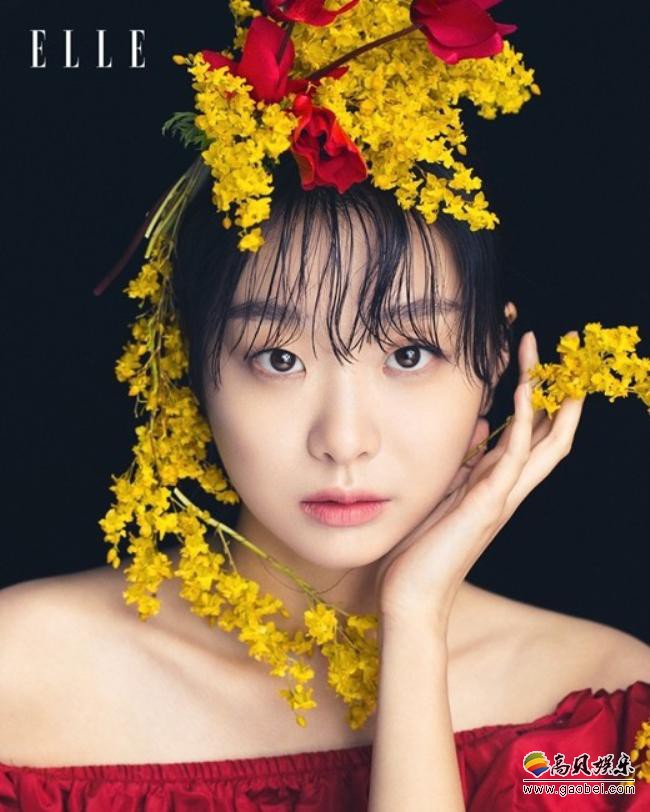 金多美为某杂志最新一期拍摄封面写真，从多个造型角度展现不同风格的她