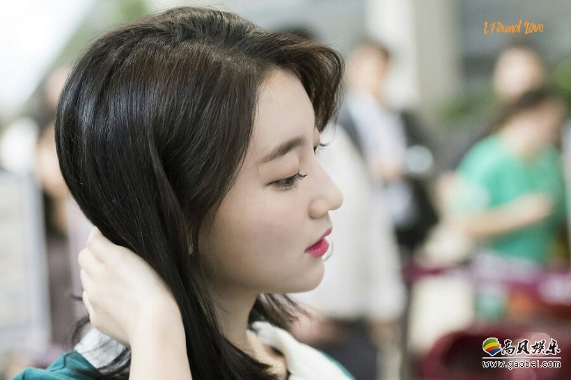 Binnie裴有彬跟随哪个韩国女团出道？她在何时宣布决定以本名进行活动？