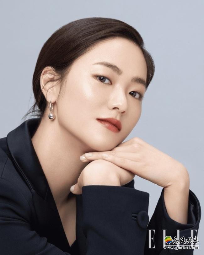 全汝彬受邀为某杂志最新一期拍摄一组写真，尽情体现职场OL打扮知性气质