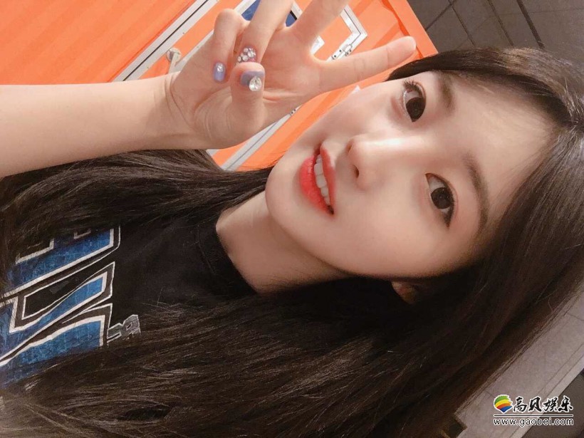 Si-hyeon金施贤跟随哪个女团出道？她在组合中展现出怎样专属独特魅力？