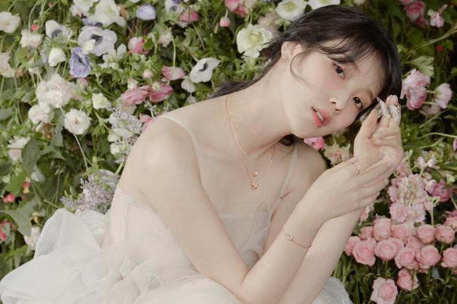 IU为代言品牌拍摄最新宣传照，她身处花团锦簇环境中，或坐或卧尽显美态