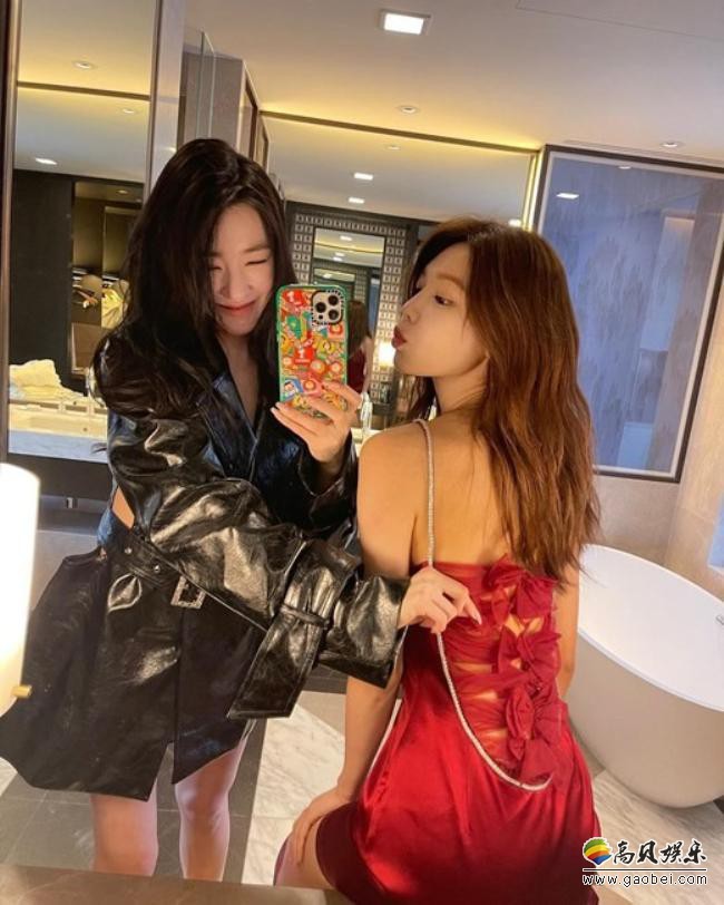 少女时代Tiffany发布她与秀英共同庆生派对现场写真，吸引了广大粉丝目光
