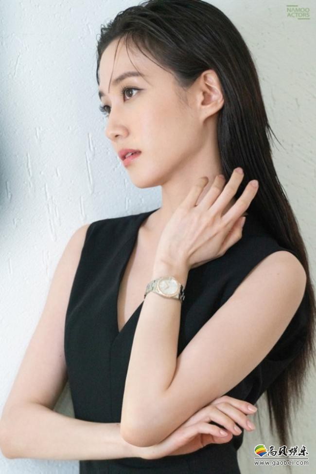 朴恩彬近日为某杂志最新一期拍摄一组写真照，OL套装打扮尽显知性美气质