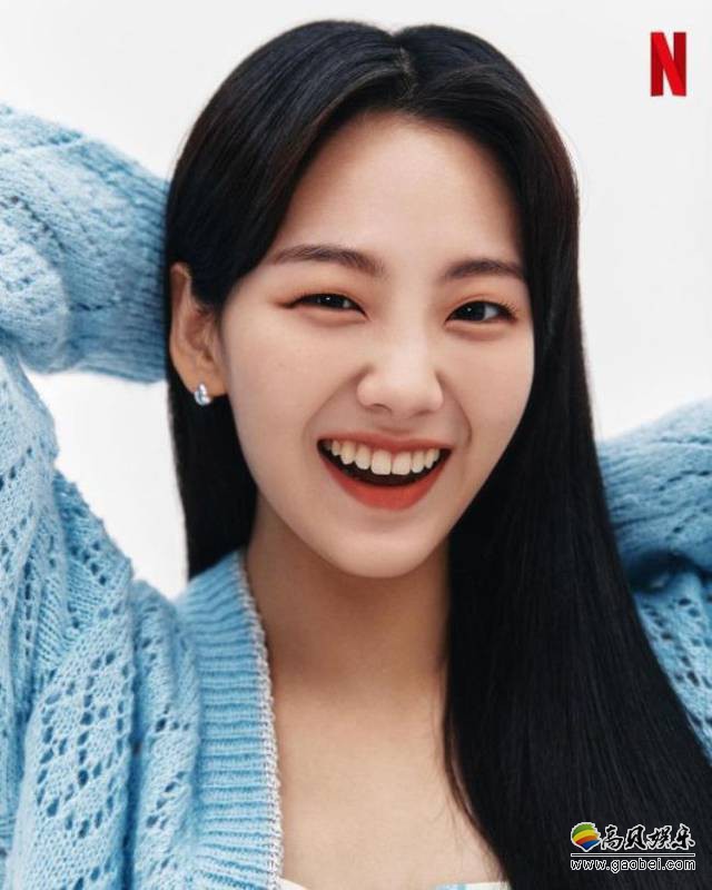 曹怡贤近日发布一组近照，自身清纯自然时尚气质，吸引了广大粉丝的目光