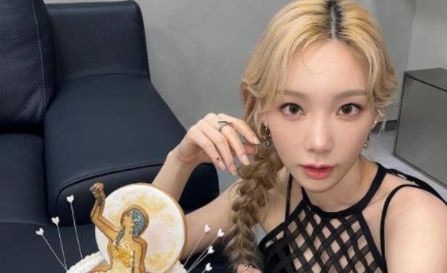 少女时代泰妍近日发布近照，依旧大秀出众美貌，吸引了广大粉丝们的目光