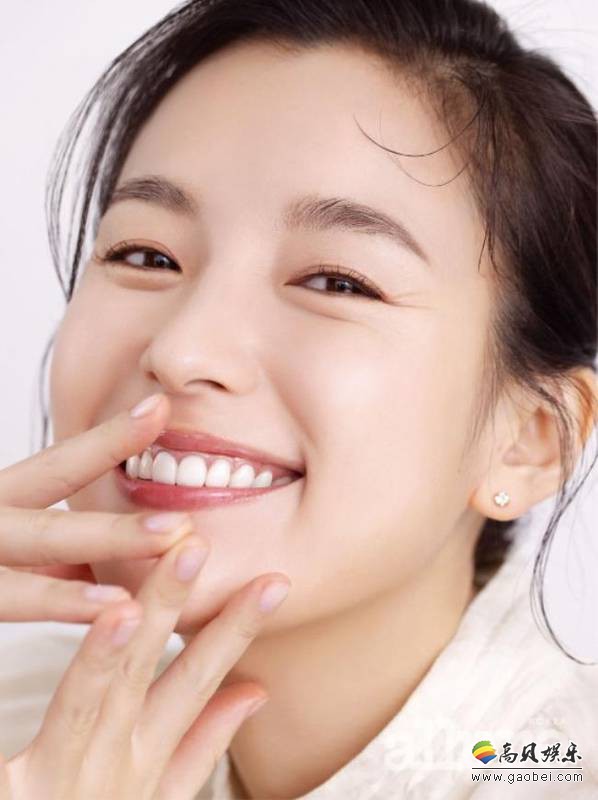 韩孝周近日为某杂志最新一期拍摄时装写真照，各种明艳色彩体现时尚气息