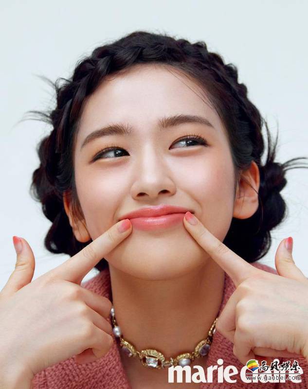 IVE安宥真近日为某杂志最新一期拍摄写真，轻松休闲风格突显出年轻氛围