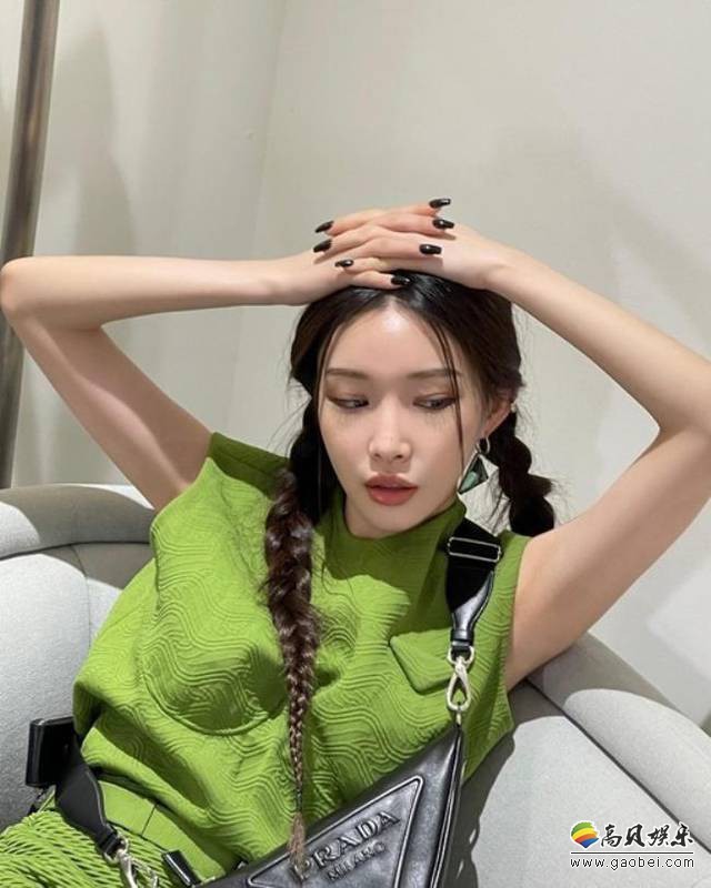金请夏发布近照，展示出众美貌和身材，绿色服装打扮吸引众多粉丝的目光