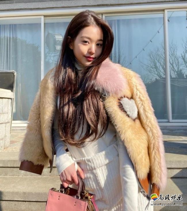 IVE女团张员瑛近日发布一组近照，以其标志性美貌和长腿吸引粉丝们目光