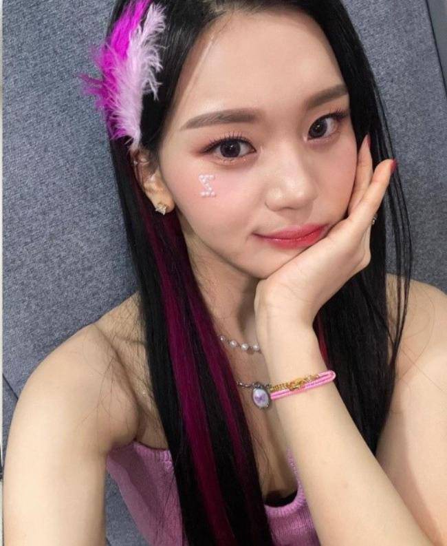 VIVIZ成员Umji近日发布近照，展示其性感诱惑身材，吸引广大粉丝们目光