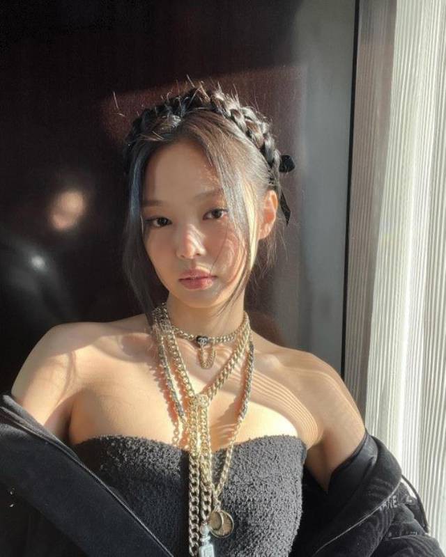 JENNIE近日在社交网站留言并发布一组近照，展示了其出众的美貌和身材