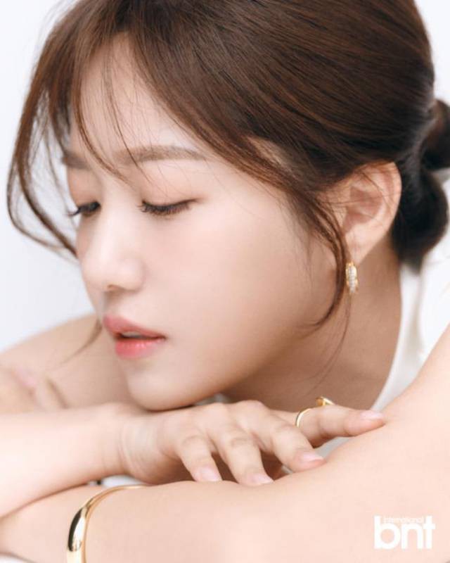 郑多京受邀为某杂志最新一期拍摄写真，整体画风呈现“知性美”个人特色