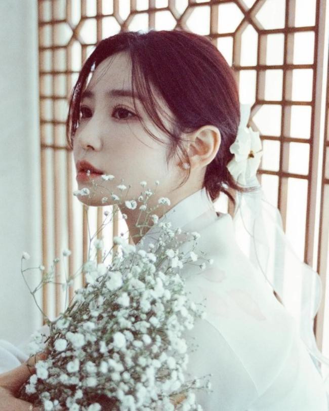 全孝盛近日发布一组韩服写真，展示优雅迷人魅力而吸引了广大粉丝的目光