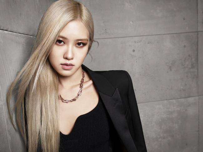 ROSÉ近日发布近照，大展性感诱惑魅力，黑丝高跟成熟造型吸引粉丝目光