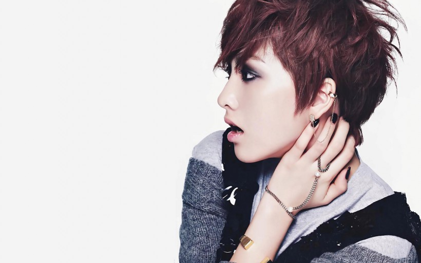 Ji Young姜智英哪年加入所属女团开始演艺生涯？她何时签约日本事务所？