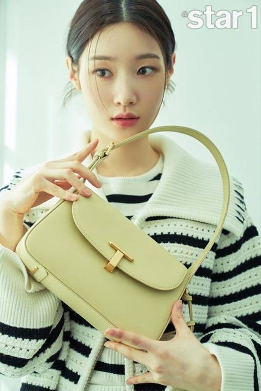 郑采妍为某杂志最新一期拍摄时装写真照，时尚气质完美演绎代言产品风格