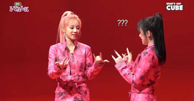 (G)I-DLE拍摄新歌MV花絮互动中,雨琦分享一个小故事:手势改得很成功 (G)I-DLE拍摄新歌MV花絮互动中,雨琦分享一个小故事:手势改得很成功