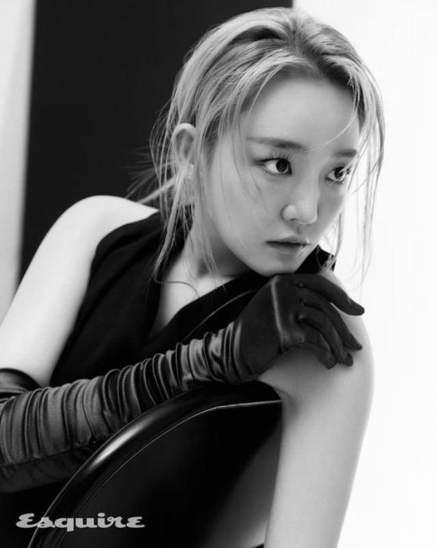 Younha近日应邀为某杂志最新一期拍摄写真照，酷劲十足装扮彰显时尚感