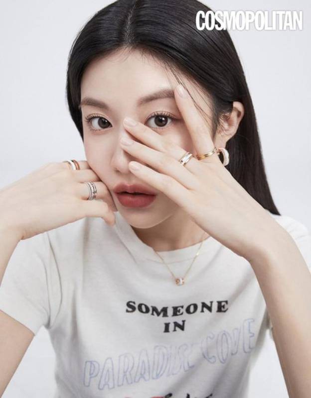 高允贞最新杂志写真近日在网上曝光，摆出形态各异pose吸引广大粉丝目光