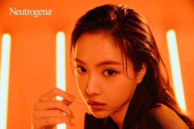 孙娜恩最新美妆写真近日在网上曝光，时尚打扮搭配霓虹氛围吸引粉丝目光