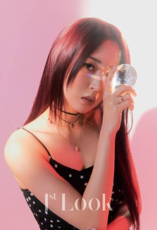 MAMAMOO玟星为某杂志最新一期拍摄写真，独特时尚气质衬托代言产品